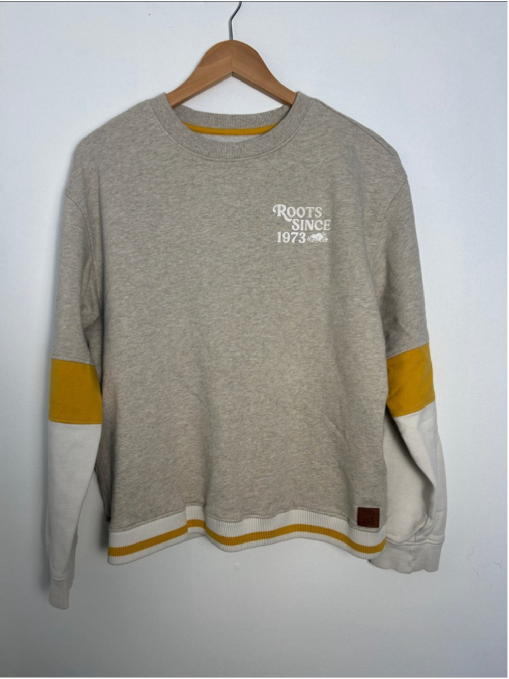Roots Crewneck Sweatshirt in Light Gray with Mustard White Accents size medium